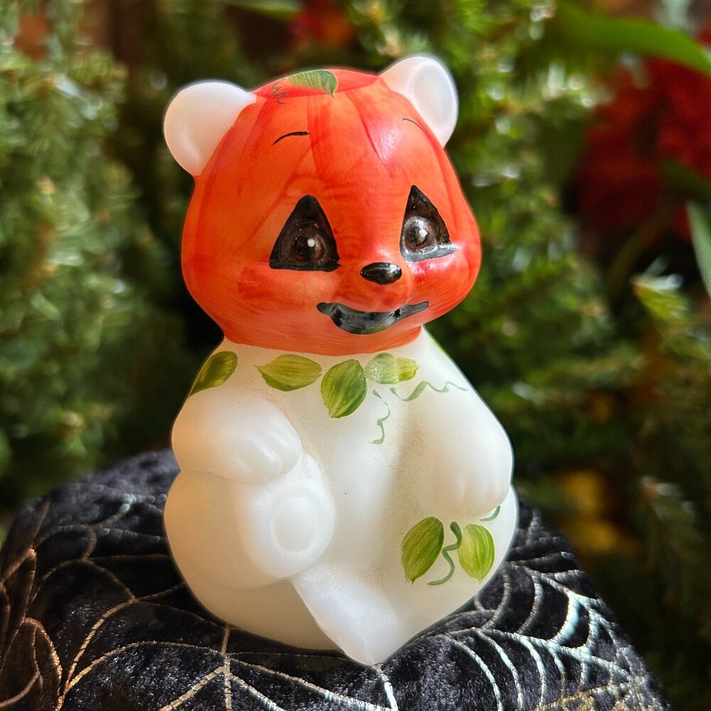 MINT 2006 Fenton “Lil’ Punkin” Halloween Bear (5151 QL), Signed, Hand-painted - Picture 5 of 9